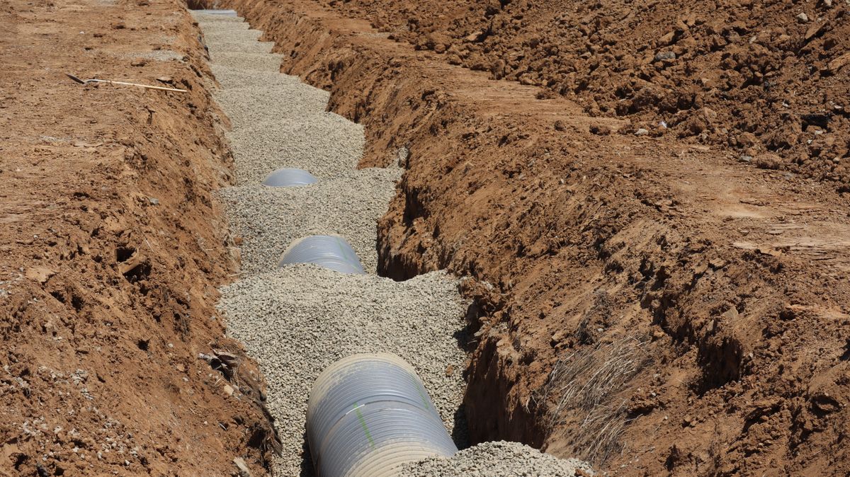 Drainage pipe installation in a soil trench for soakaway